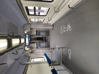 Innenansicht zwischen den vorderen Türen