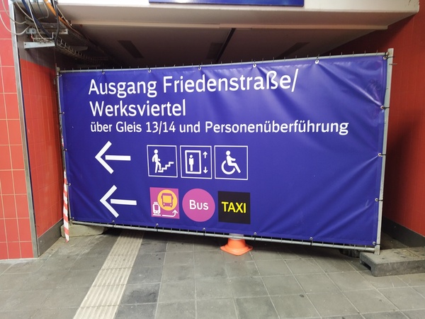 Bau-Absperrung mit Wegweiser zur neuen Überführung